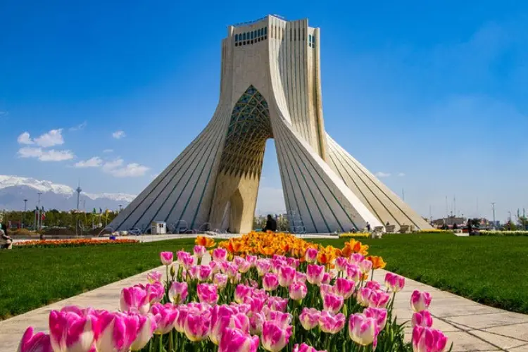 برج آزادی یکی از جاهای دیدنی نزدیک فرودگاه مهر آباد